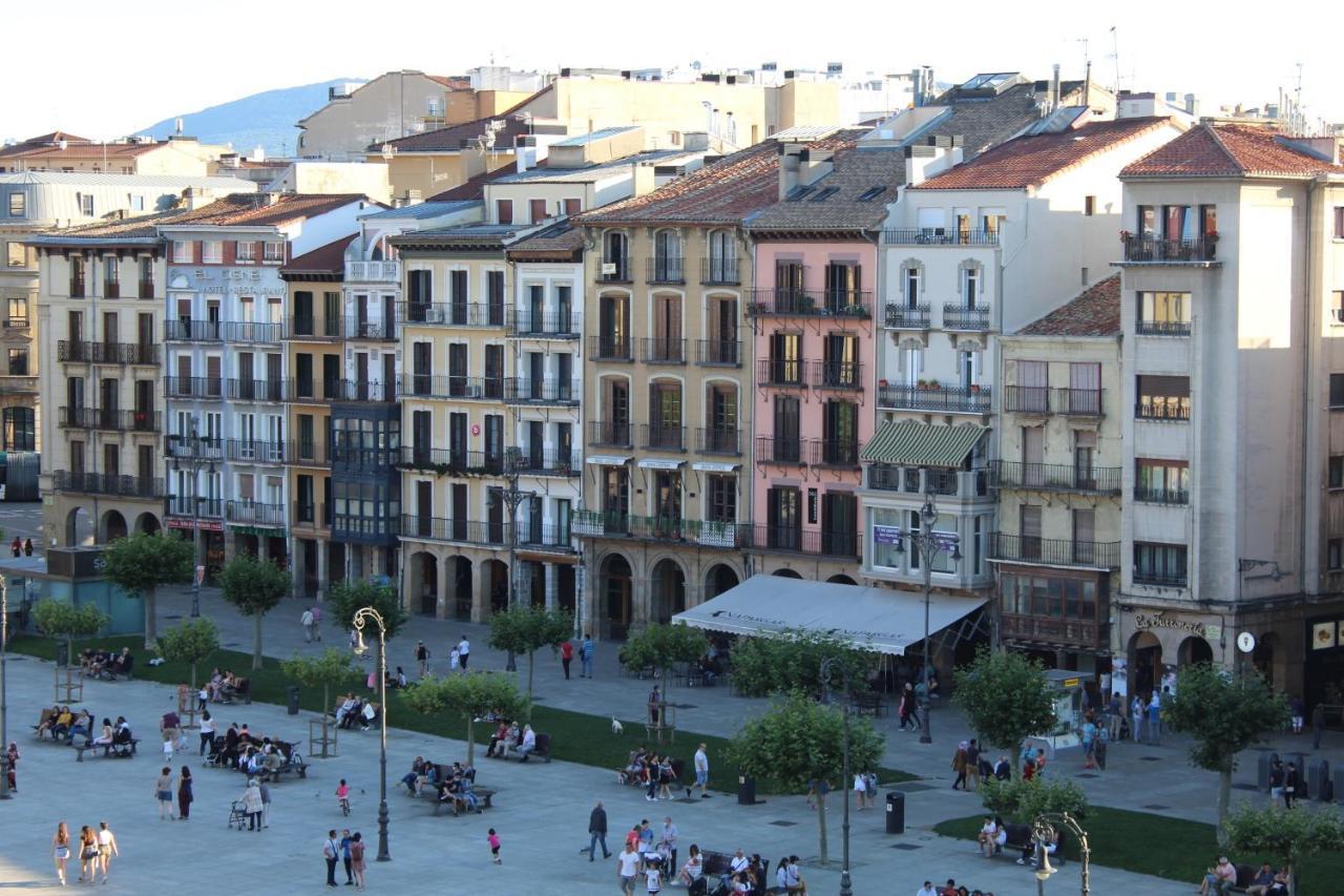 珍珠大酒店 潘普洛纳 外观 照片 The Plaza de la Virgen