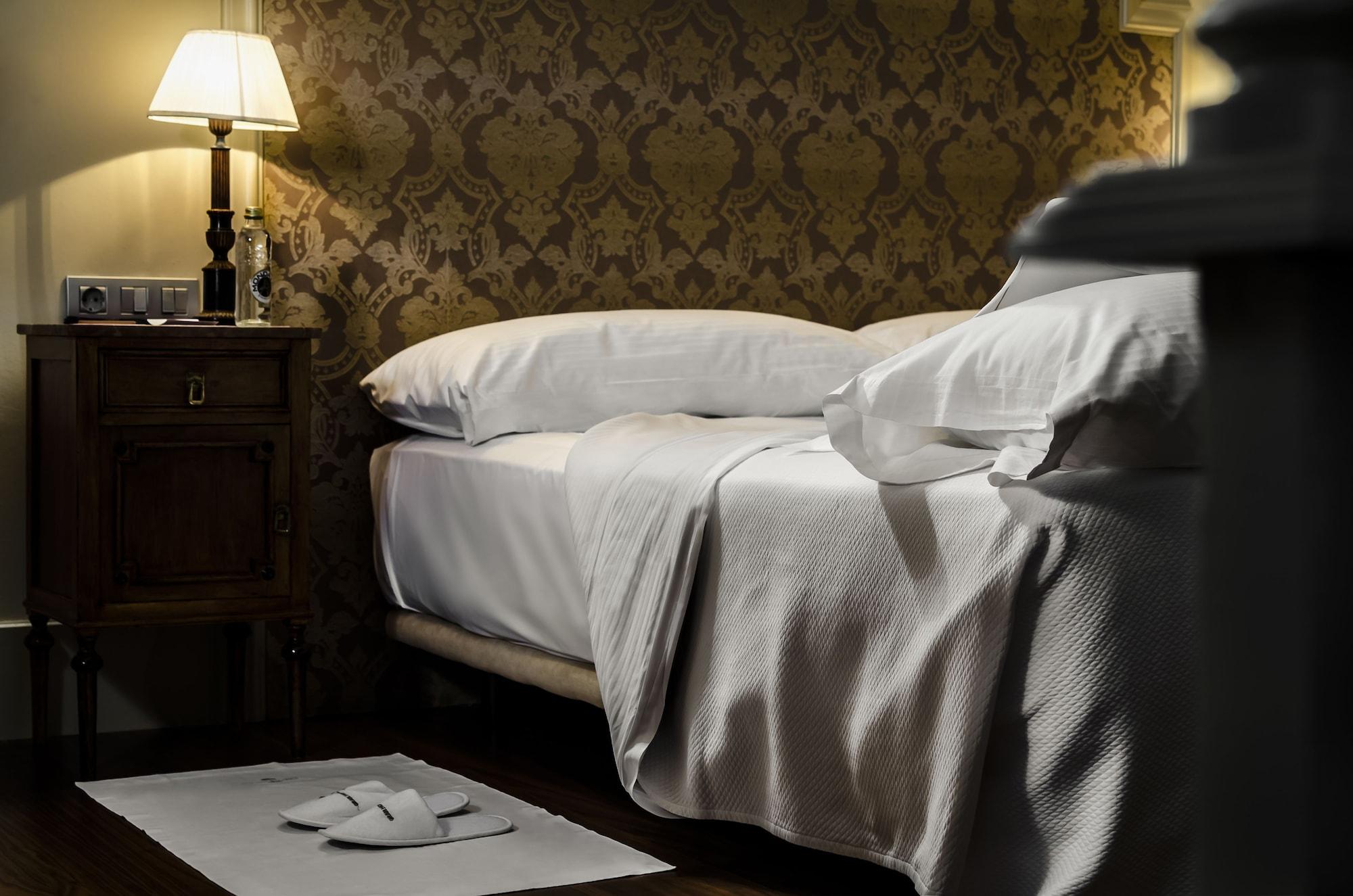 珍珠大酒店 潘普洛纳 外观 照片 A bed with a silk sheet