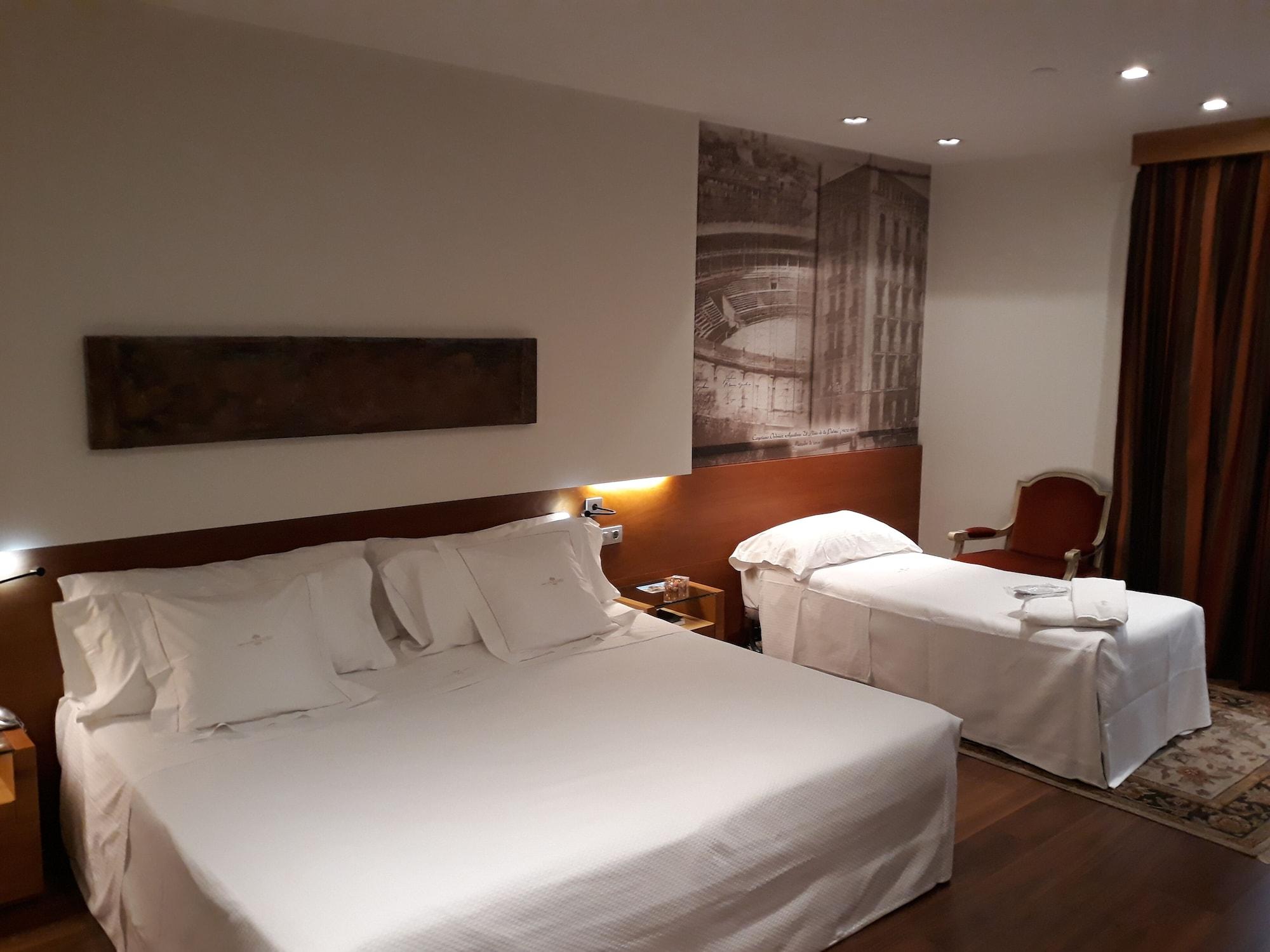 珍珠大酒店 潘普洛纳 外观 照片 A room at the hotel