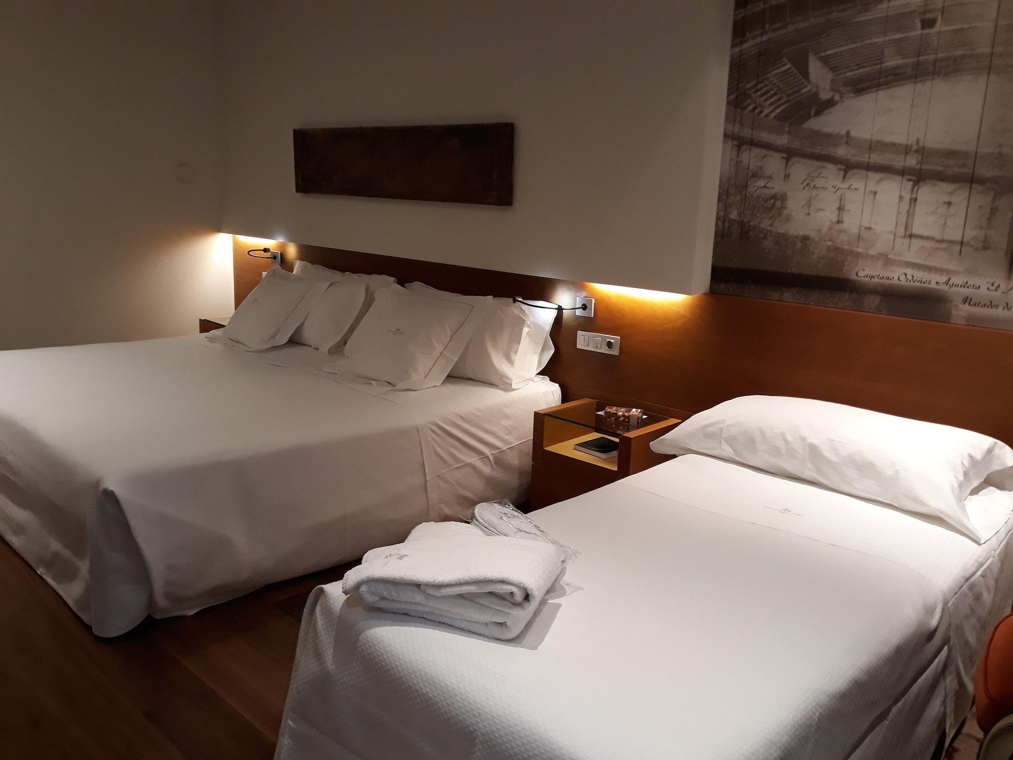 珍珠大酒店 潘普洛纳 外观 照片 A room at the hotel