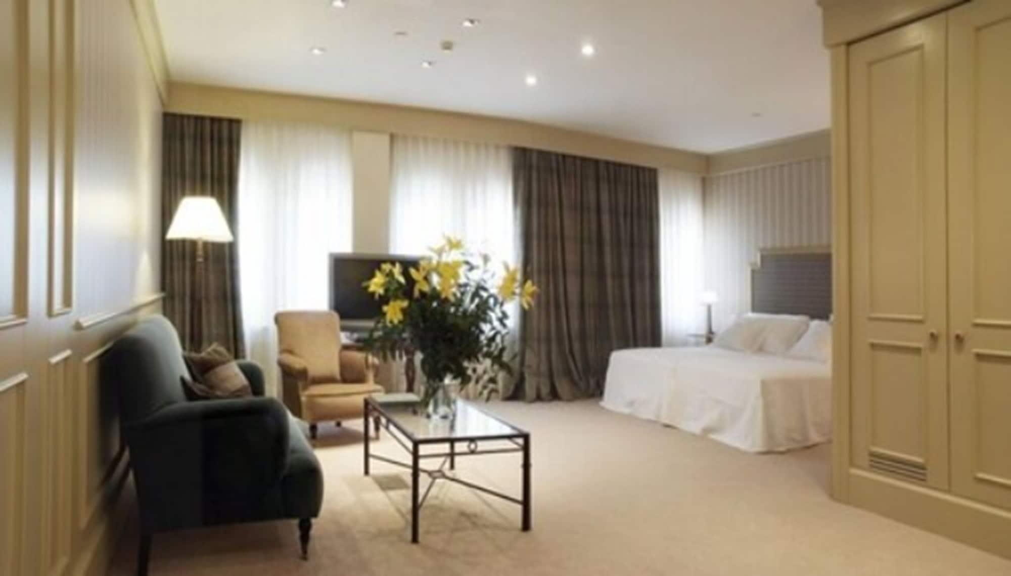 珍珠大酒店 潘普洛纳 外观 照片 A room at the hotel