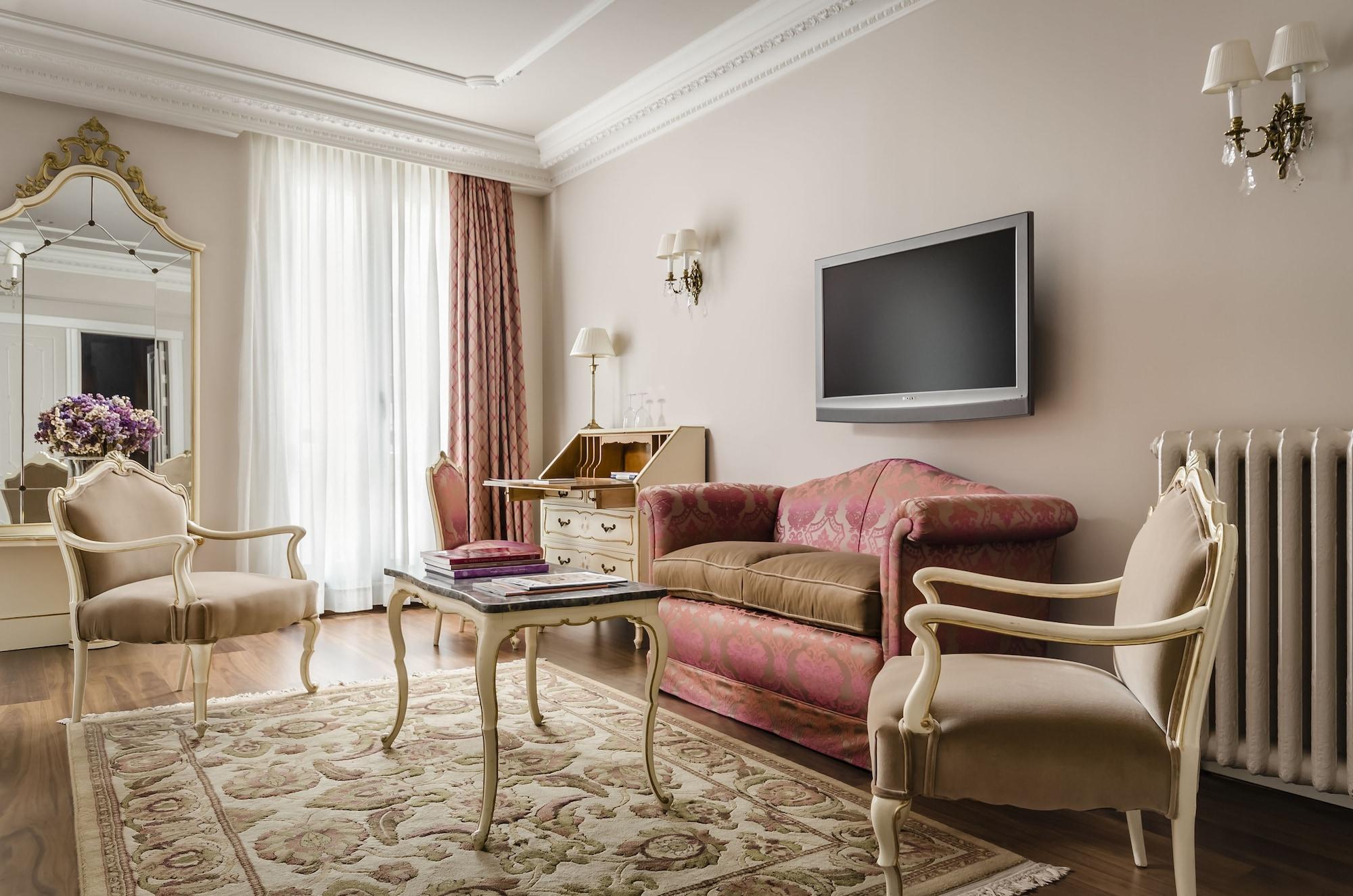 珍珠大酒店 潘普洛纳 外观 照片 A living room