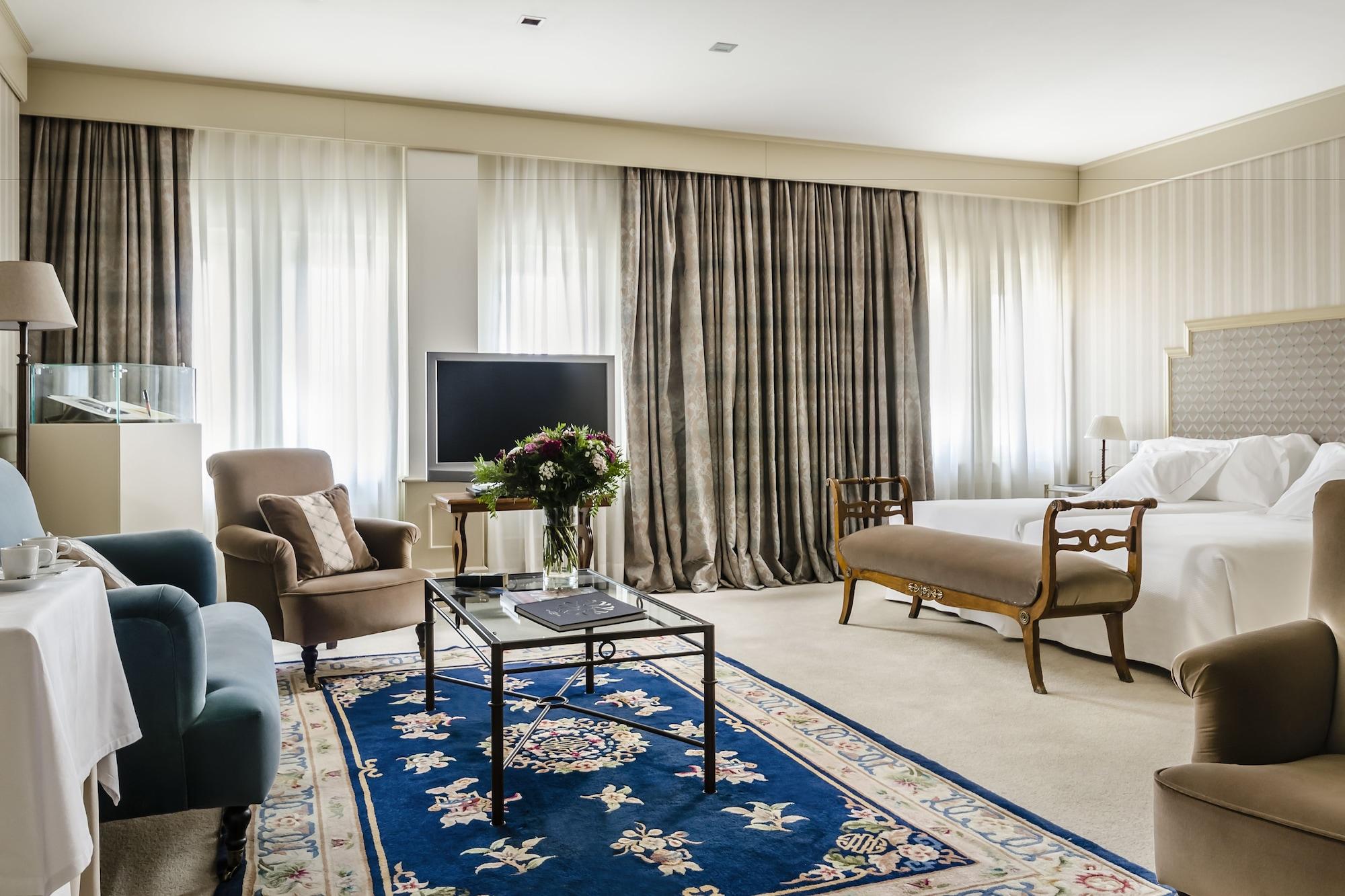 珍珠大酒店 潘普洛纳 外观 照片 A suite at the hotel