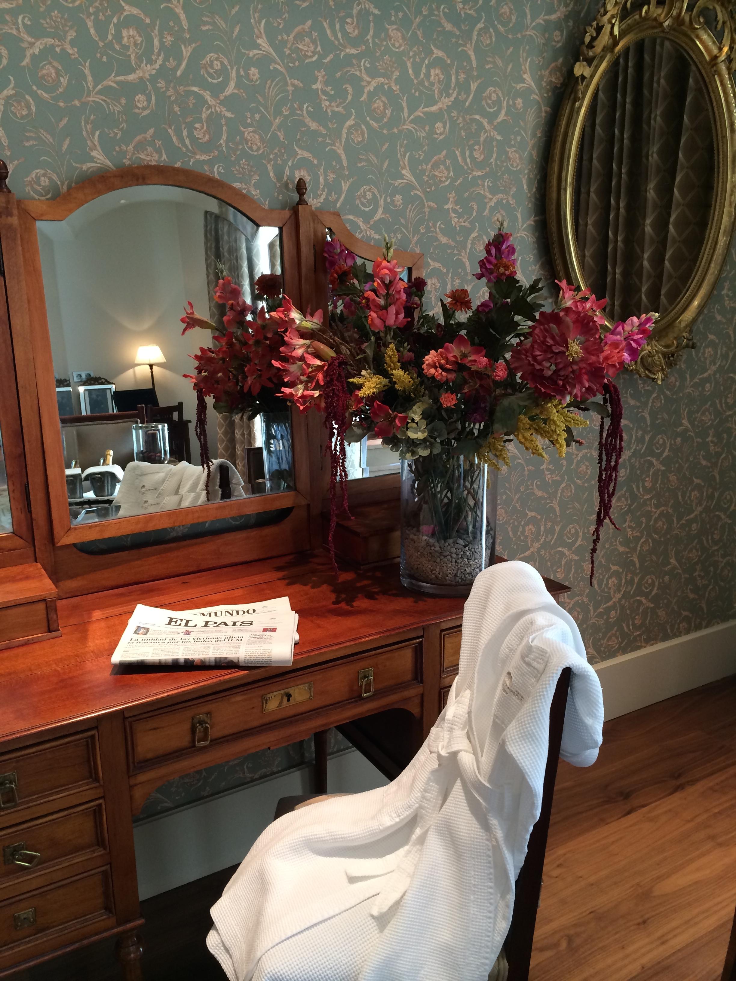 珍珠大酒店 潘普洛纳 外观 照片 A dressing table in a hotel room