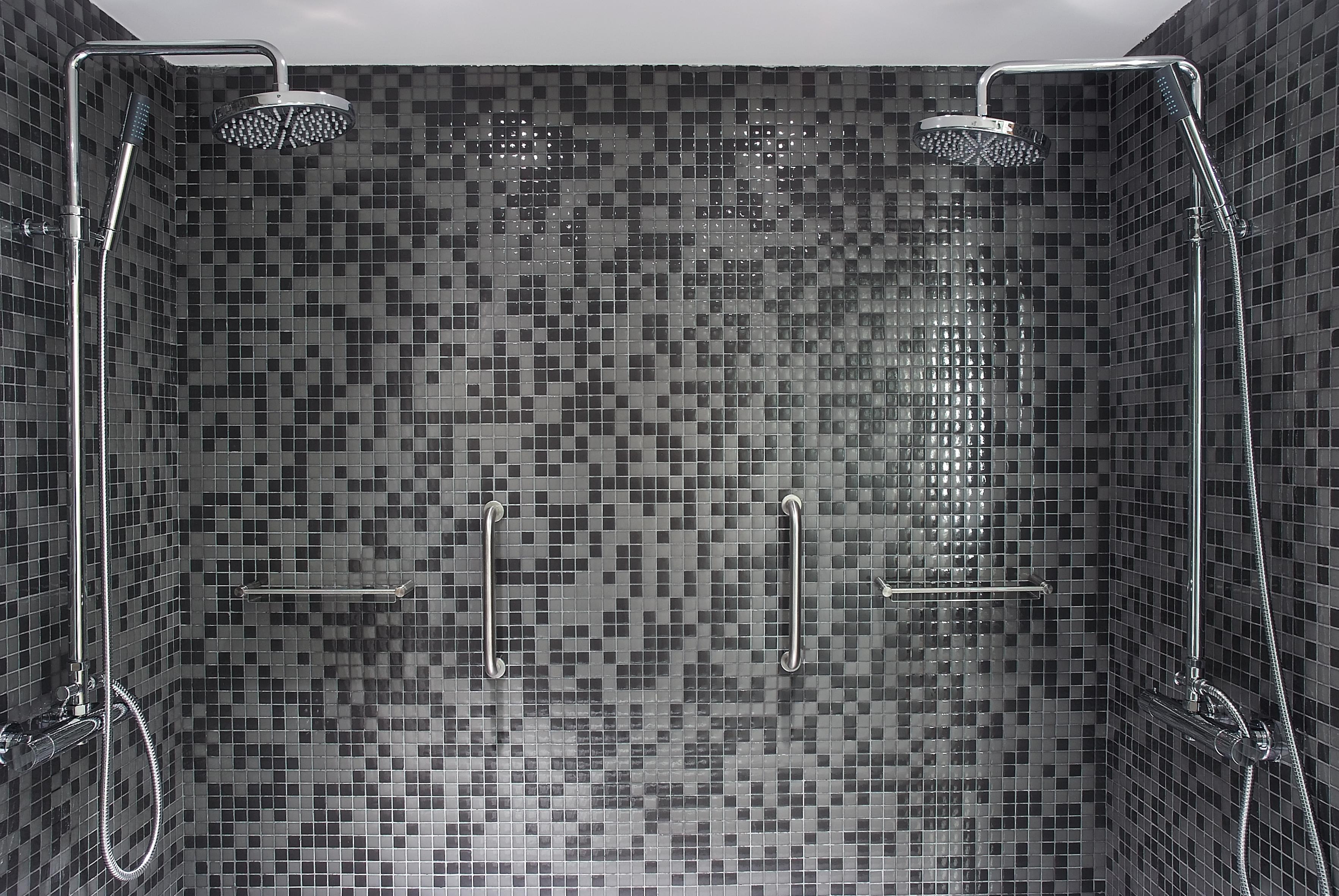 珍珠大酒店 潘普洛纳 外观 照片 A shower with two shower heads