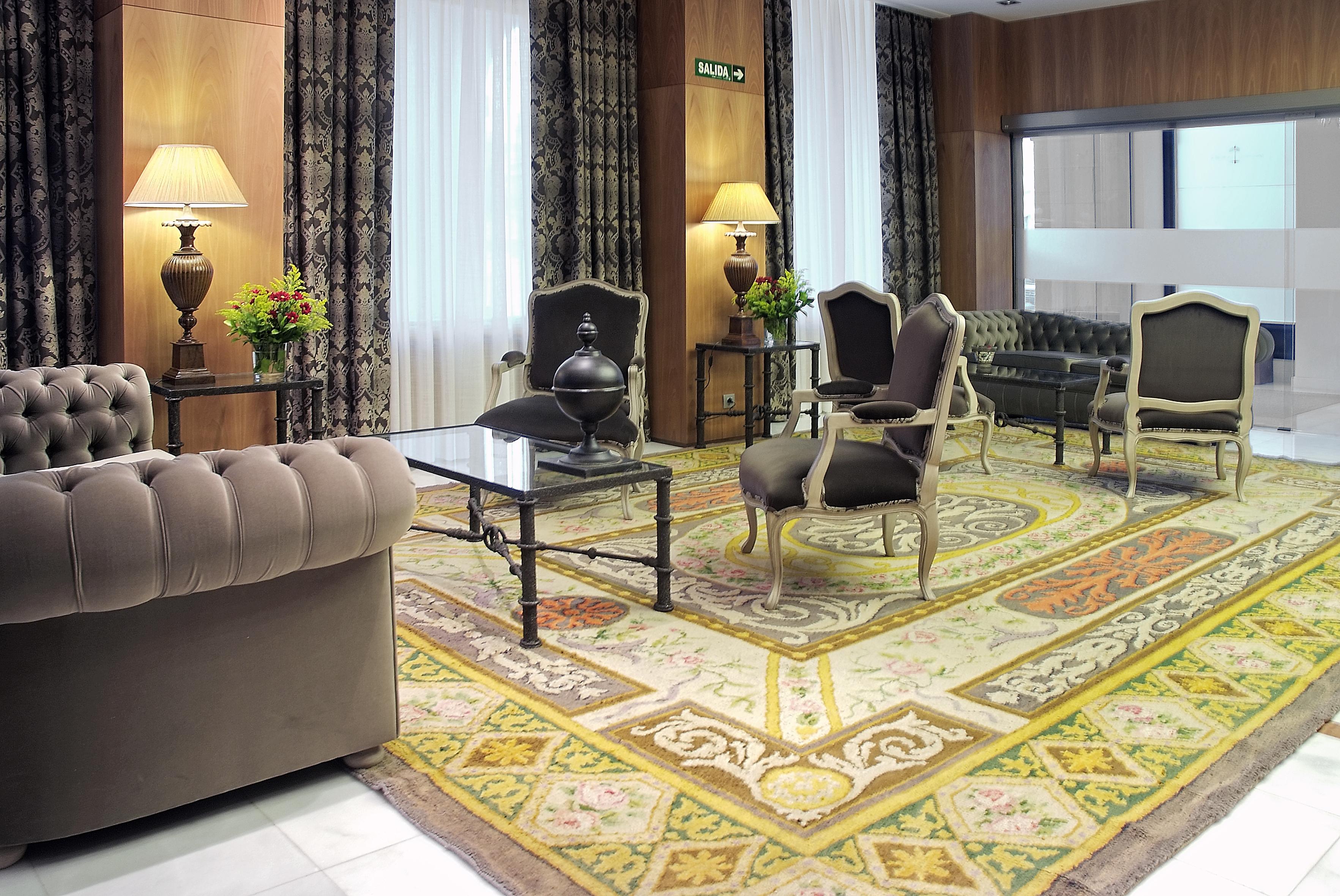 珍珠大酒店 潘普洛纳 外观 照片 A carpet in a hotel lobby