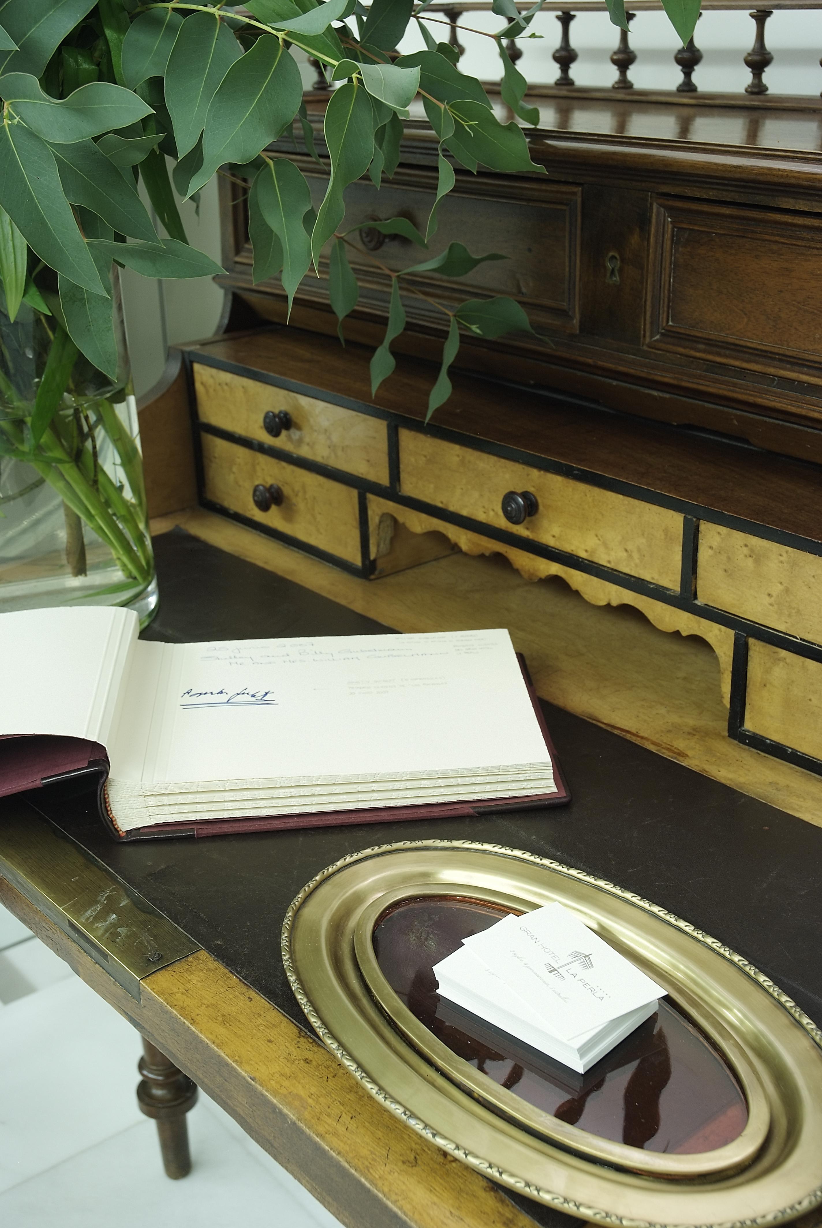 珍珠大酒店 潘普洛纳 外观 照片 A guest book at a hotel