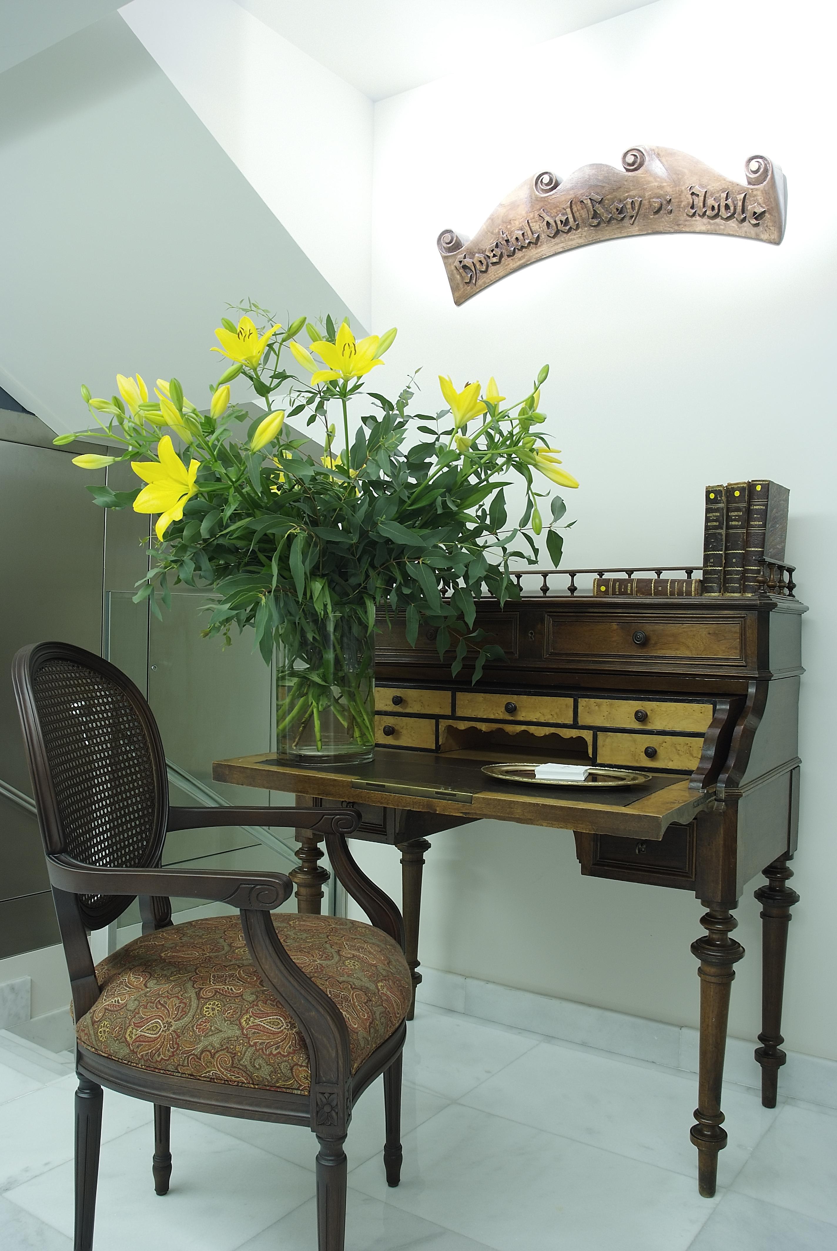 珍珠大酒店 潘普洛纳 外观 照片 A secretary desk