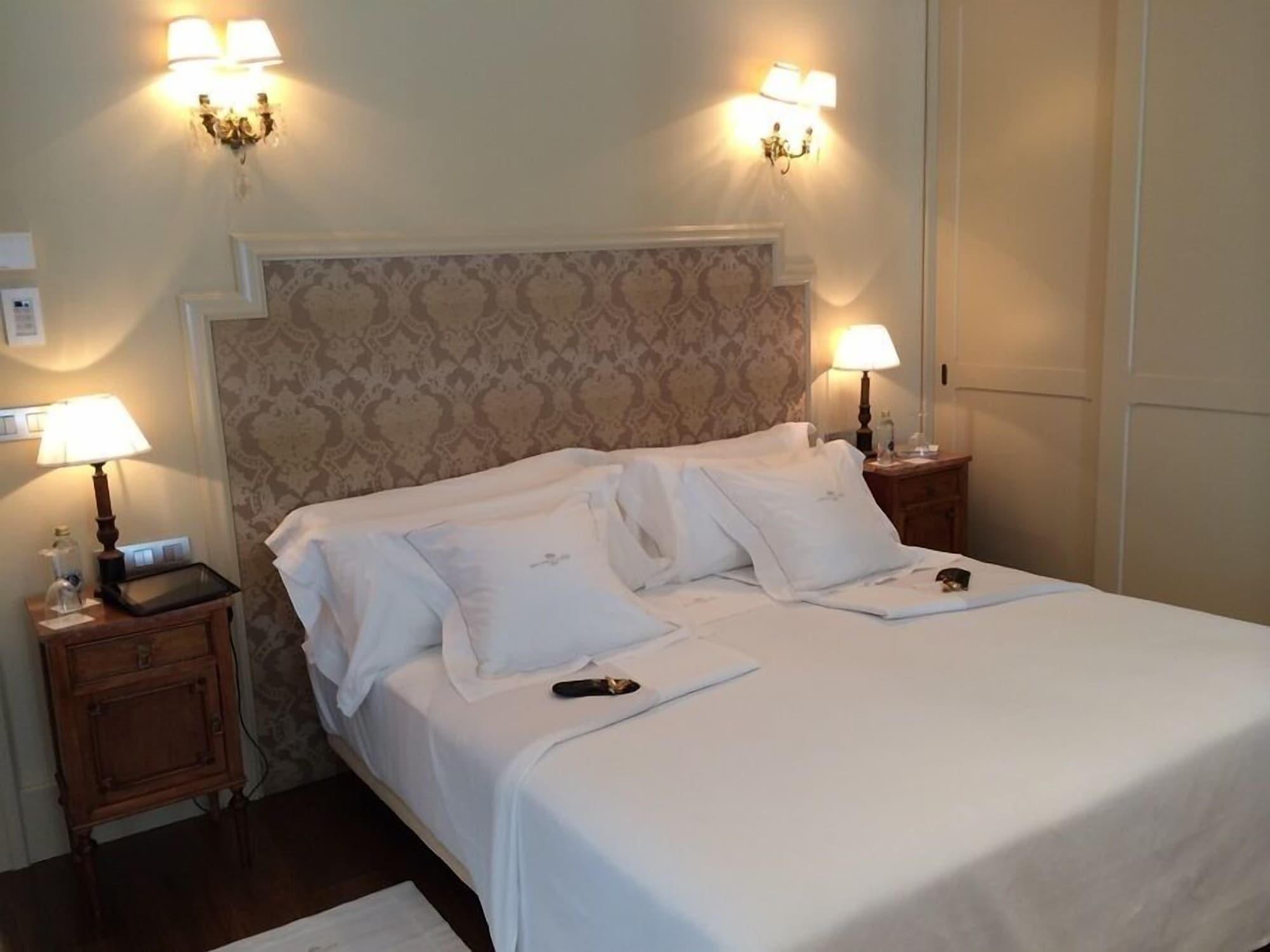 珍珠大酒店 潘普洛纳 外观 照片 A bedroom at the hotel