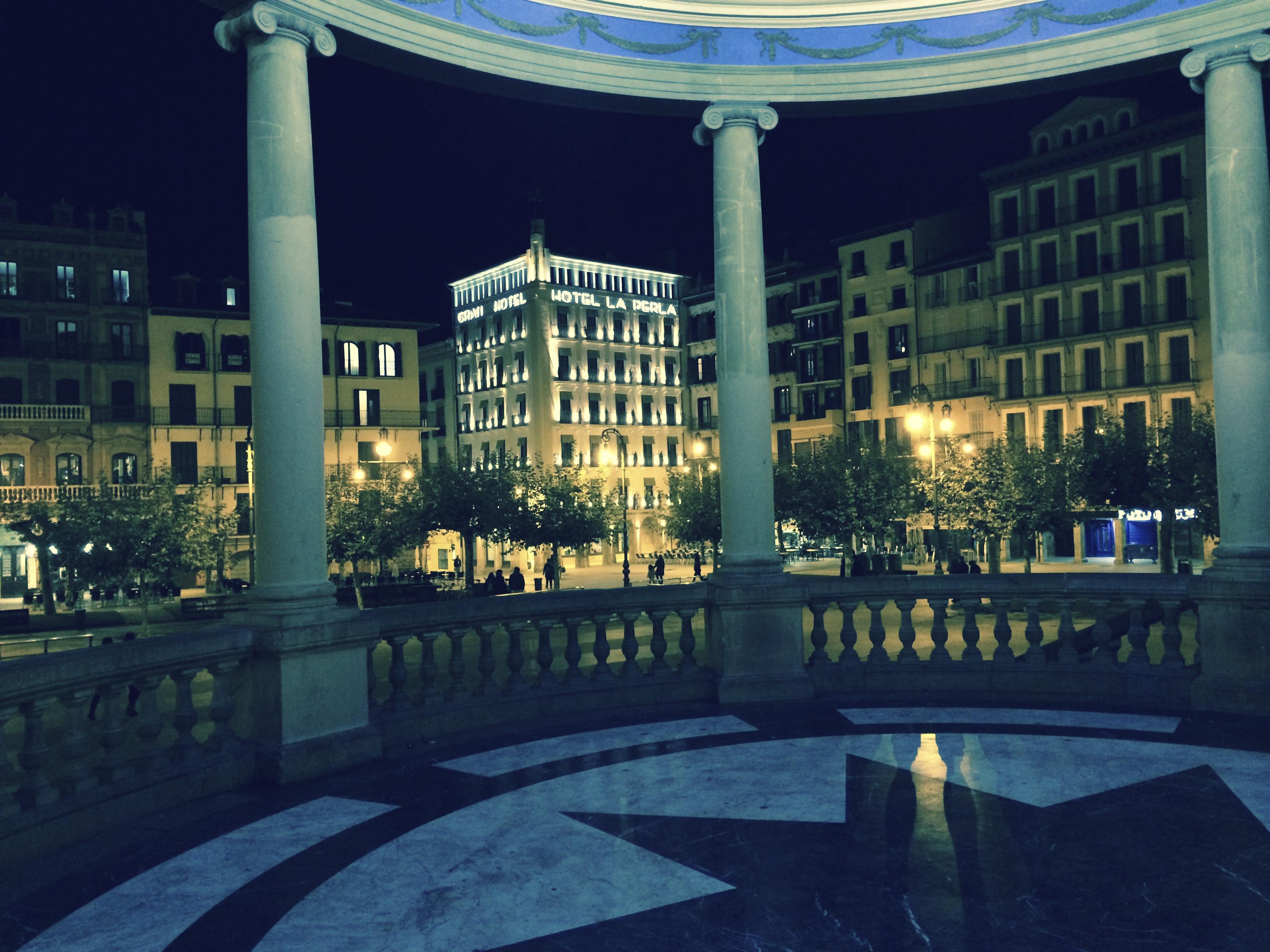 珍珠大酒店 潘普洛纳 外观 照片 The square at night