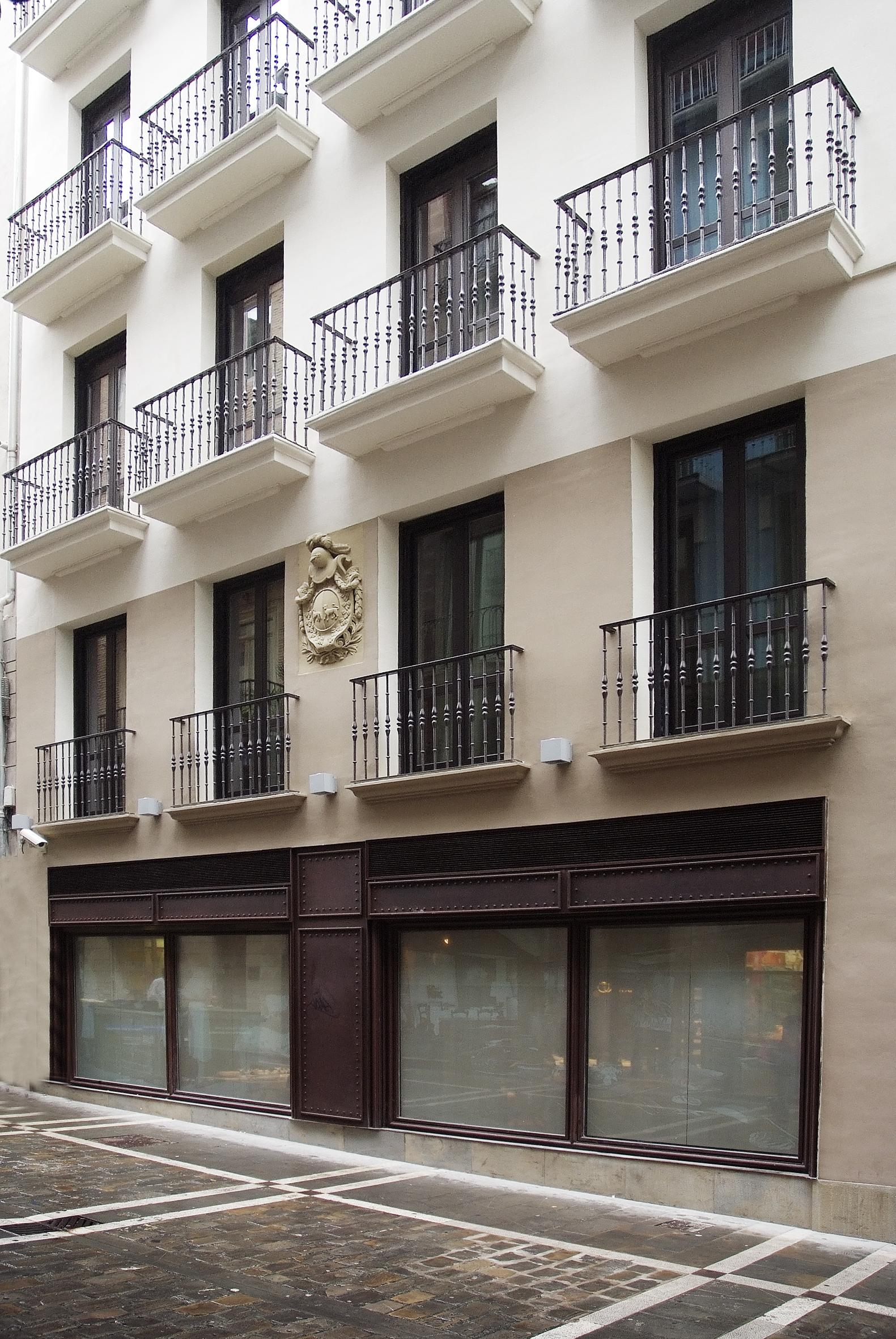 珍珠大酒店 潘普洛纳 外观 照片 The Society's headquarters at 10 Carlton Gardens