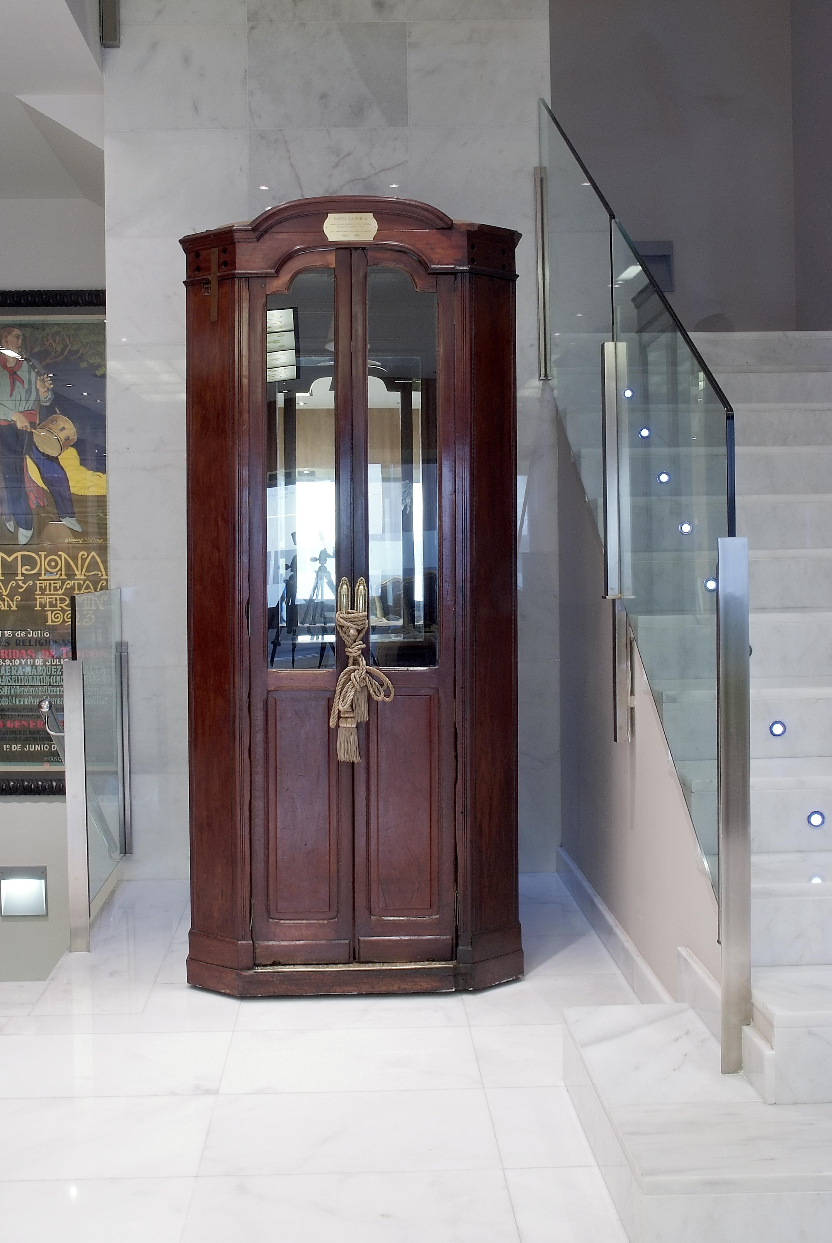 珍珠大酒店 潘普洛纳 外观 照片 The door of the synagogue