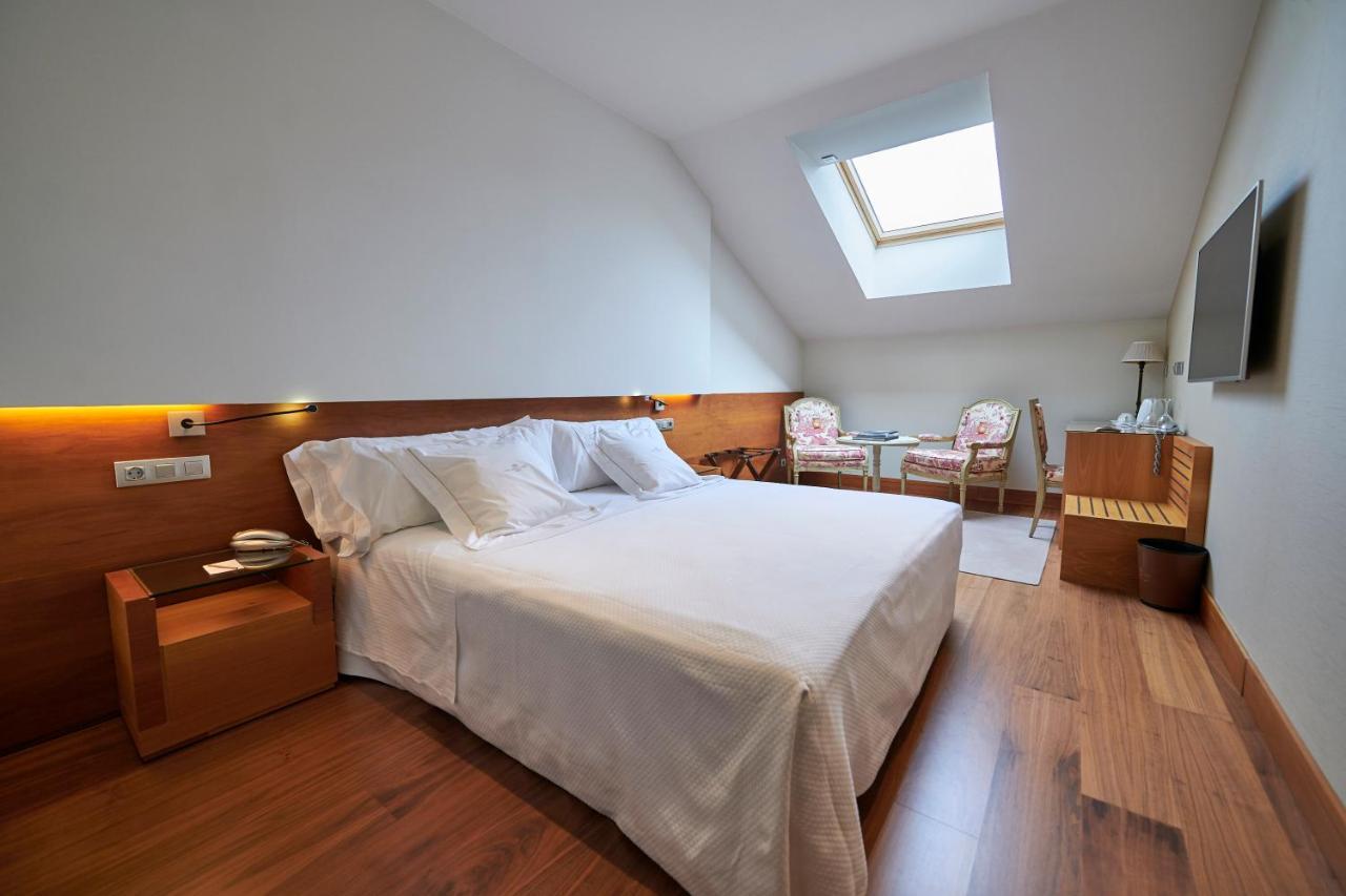 珍珠大酒店 潘普洛纳 外观 照片 A room at the hotel