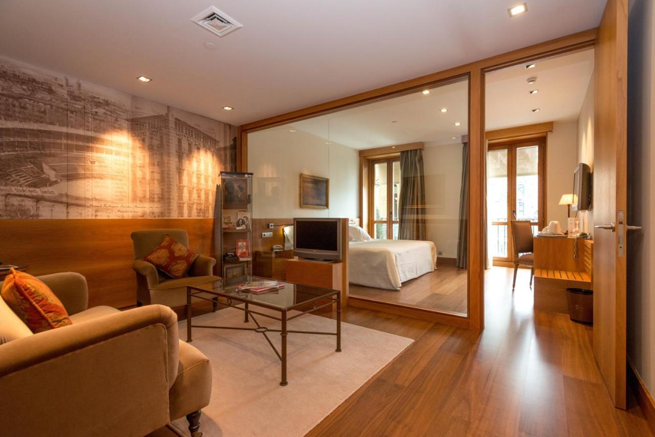 珍珠大酒店 潘普洛纳 外观 照片 A suite at the hotel